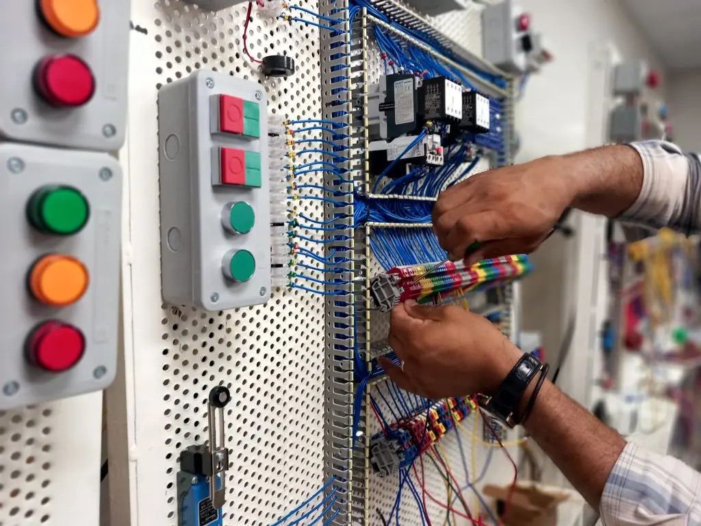 کاهش مصرف برق تجهیزات کارخانه